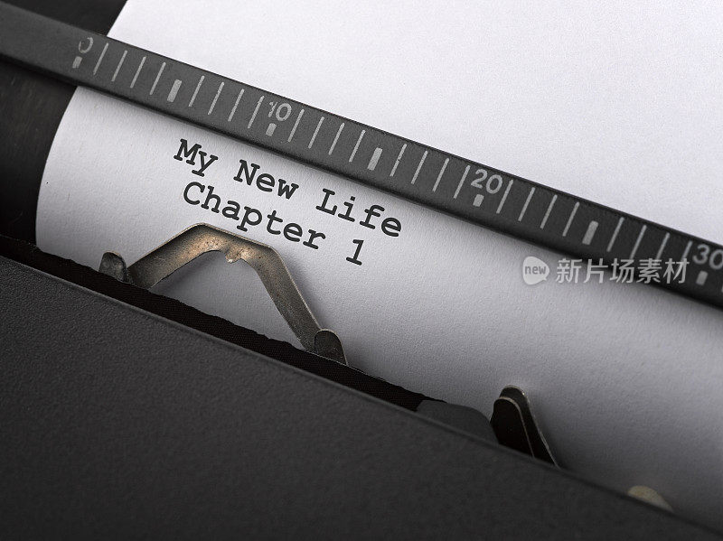 "我的新生活"信息是用老式打字机打出的。